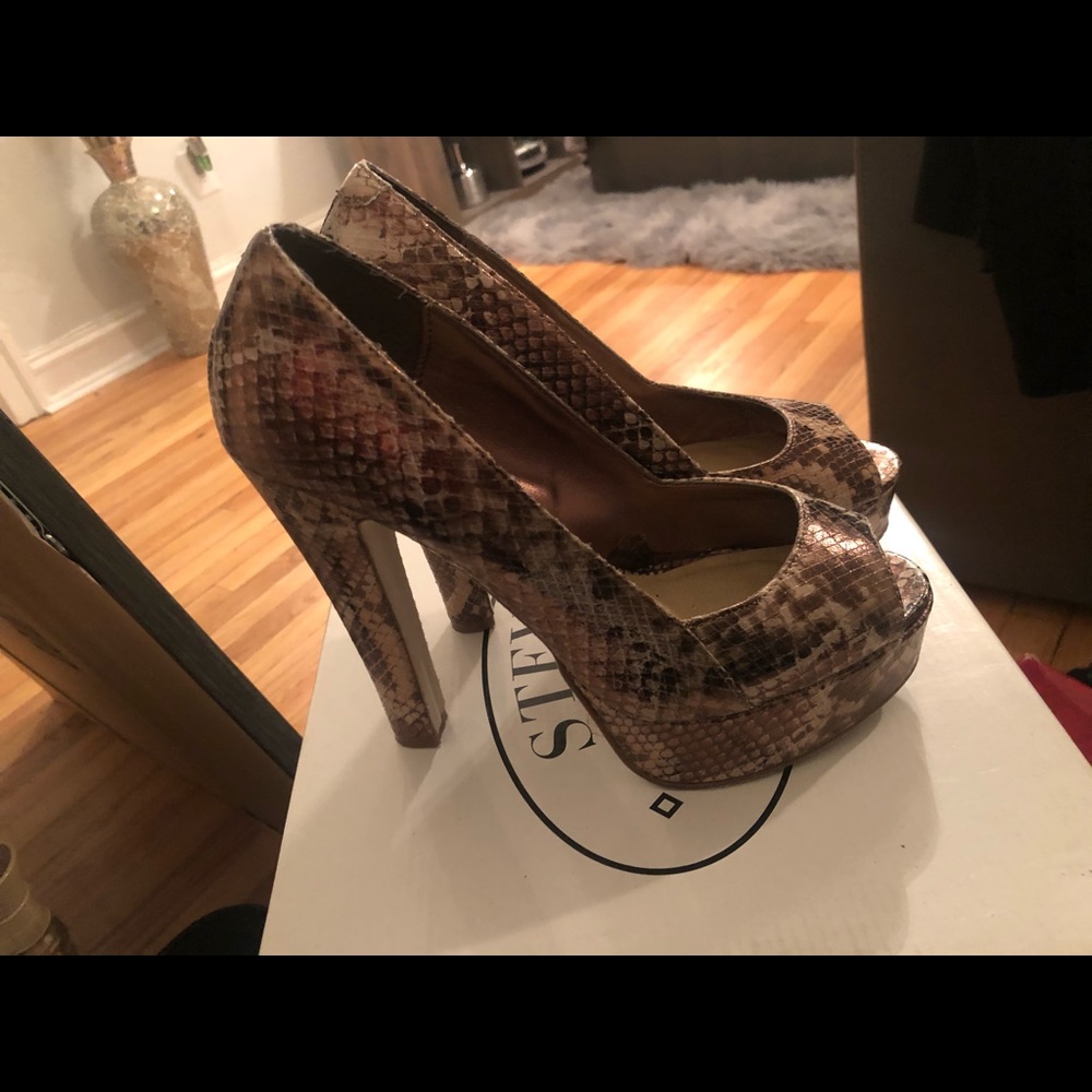 Peek toe snake skin  pattern heels